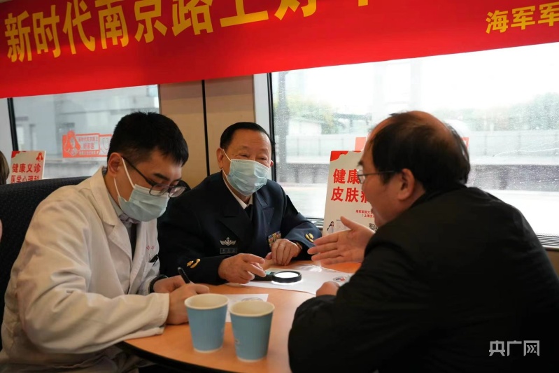 竞博APP下载注册：列车上临时搭设“健康诊室” 上海医学专家为旅客义诊(图1)
