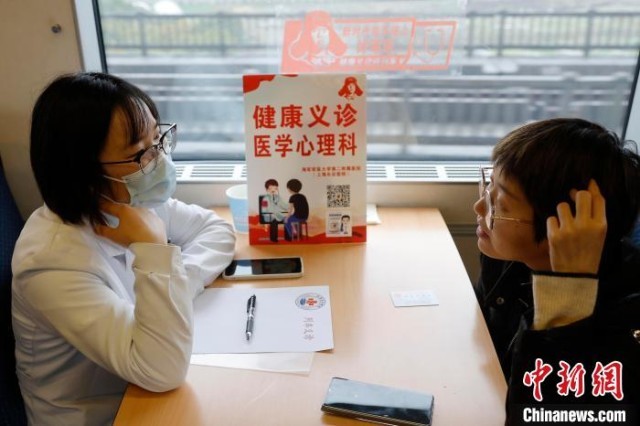 竞博APP：沪医学专家在列车上临时搭设“健康诊室”为旅客义诊(图1)